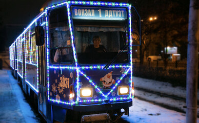 С 19 декабря в Днепре запускают праздничные новогодние трамваи с иллюминацией