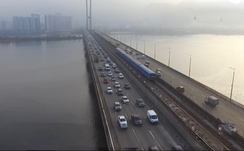 Южный мост в пробках: почему после трех лет закрытия снова ремонт - фото