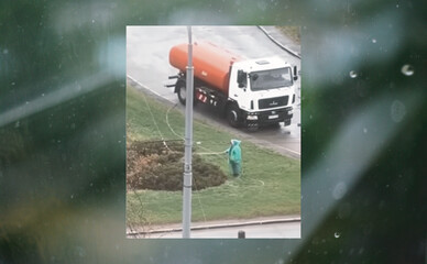 Киевзеленстрой объяснил, зачем коммунальщики поливают цветы в городе во время дождя