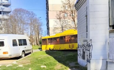 На Виноградарі водій маршруту №36 загубився і заїхав у двір