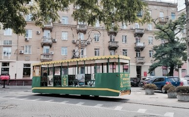 У Дніпрі запустили ретро-трамвай — вагон курсуватиме від вокзалу до центру міста