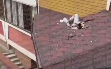 Хлопець, який випав з вікна на Позняках в Києві, перебуває у критичному стані