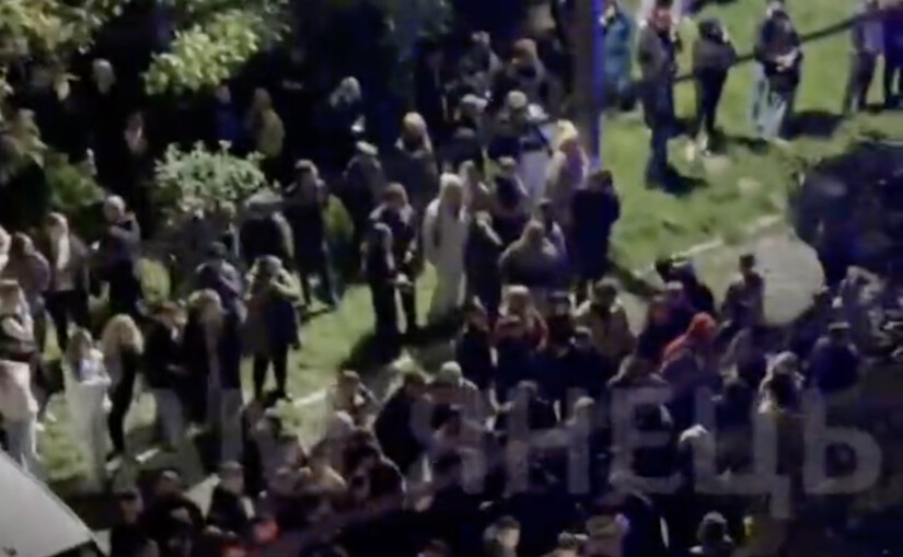 У Кам'янці-Подільському сотня людей заблокувала автомобіль ТЦК - фото