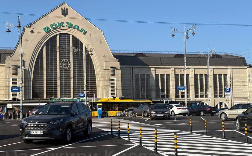 У киевского Центрального вокзала открыли большой паркинг за 80 грн/час - фото