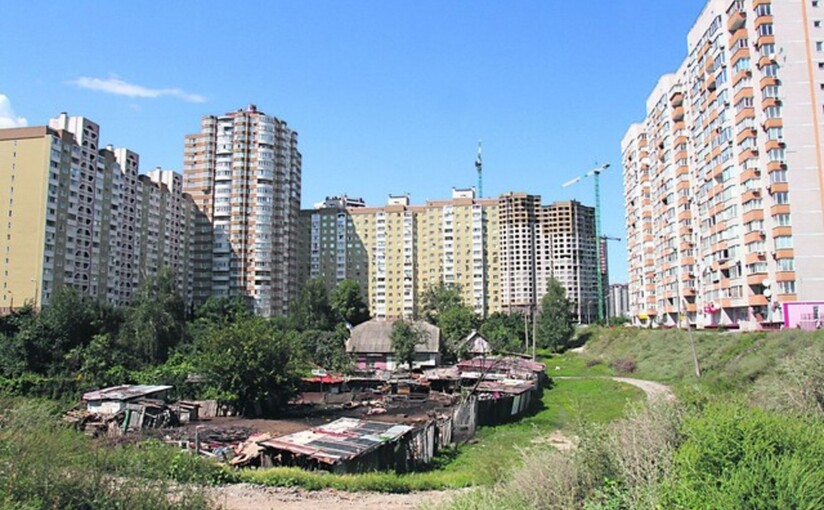На Позняках чоловік перетворив двір на платну парковку та заробляє понад 2000 доларів щомісяця - фото