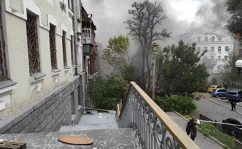 Російський обстріл пошкодив Дніпровський художній музей: зруйновано фасад та вибито вікна - фото