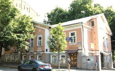 В історичному домі на Ярославовому Валу замінили пластикові двері, але нові теж не відповідають оригіналу