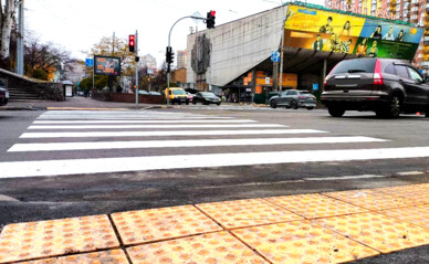 У Києві облаштували новий безбар'єрний пішохідний перехід біля кінотеатру 