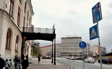 Возле Национальной филармонии обустроили инклюзивные паркоместа и велодорожку