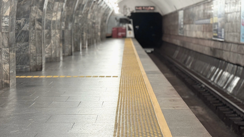 У Київському метро зробили тактильні смуги для людей з порушеннями зору