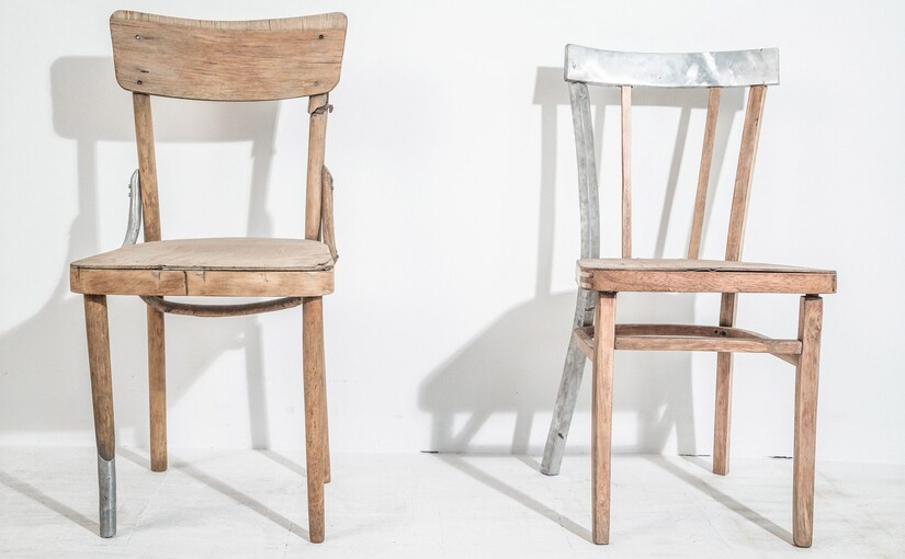 Французький художник відновлює пошкоджені українські меблі металом із російських ракет - фото