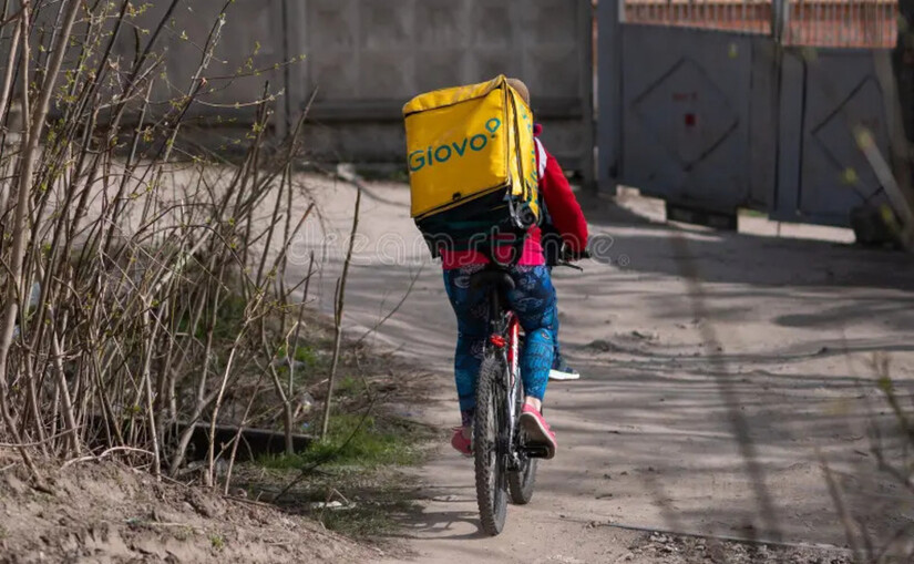 На Нивках кур'єр Glovo побив пенсіонера за зауваження про порушення ПДР - фото