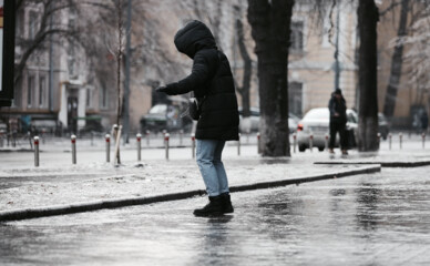 У Києві замість тротуарів — суцільний каток: комунальники проспали ожеледицю