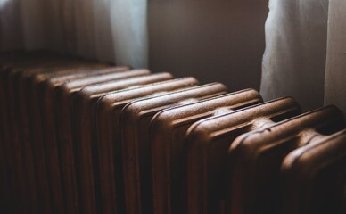 У Києві близько 100 будинків досі без опалення: чому не можуть відновити тепло