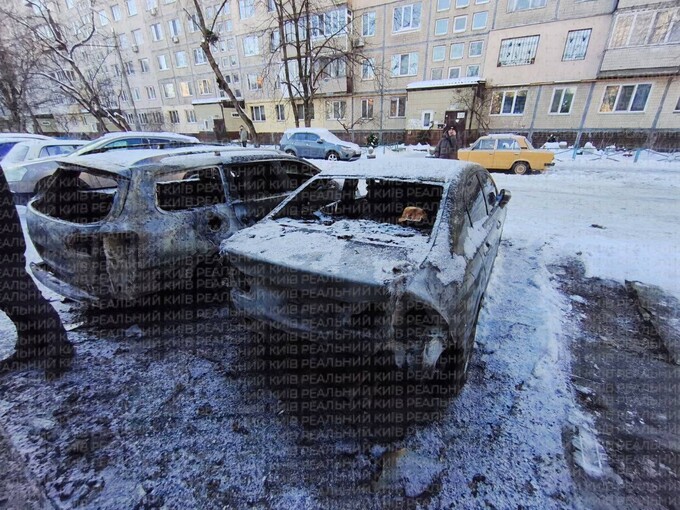 На Оболонському проспекті вибухнув трансформатор і згоріли авто