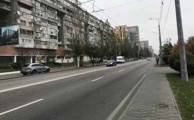 В Днепре на Солнечном чистая вода неделю течет прямо в реку