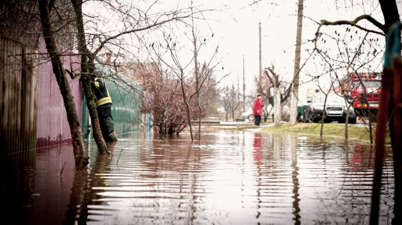 Спасатели ликвидируют подтопление в Харьковской области после оттепели