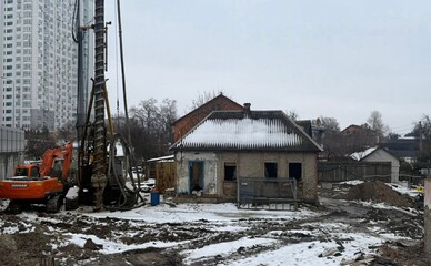 У Києві знесли одну з найстаріших дерев’яних садиб Осокорків — на її місці зведуть багатоповерхівку