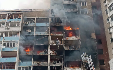 На Печерську юнак врятував родину з палаючого будинку під час атаки