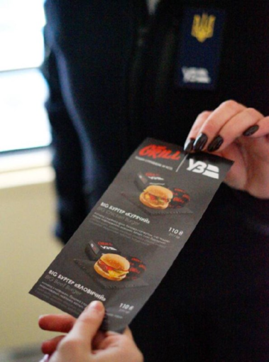В потягах Укрзалізниці з'являться бургери від Mr.Grill за 110 гривень