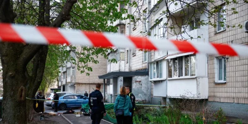 «Мене не рятуйте, допоможіть татові» — прокуратура показала відео з бодікамер поліцейських під час теракту в Києві