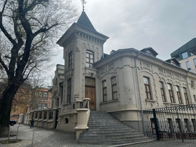 У Дніпрі демонтували барельєф Брежнєва на Крутогірному узвозі 