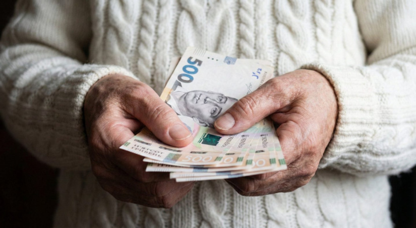 Українцям двічі нарахували 1 500 гривень доплати — чи заблокують соціальні виплати