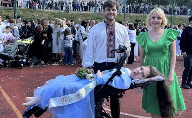У Львові дівчина на апараті ШВЛ станцювала випускний вальс попри відмову батьківського комітету