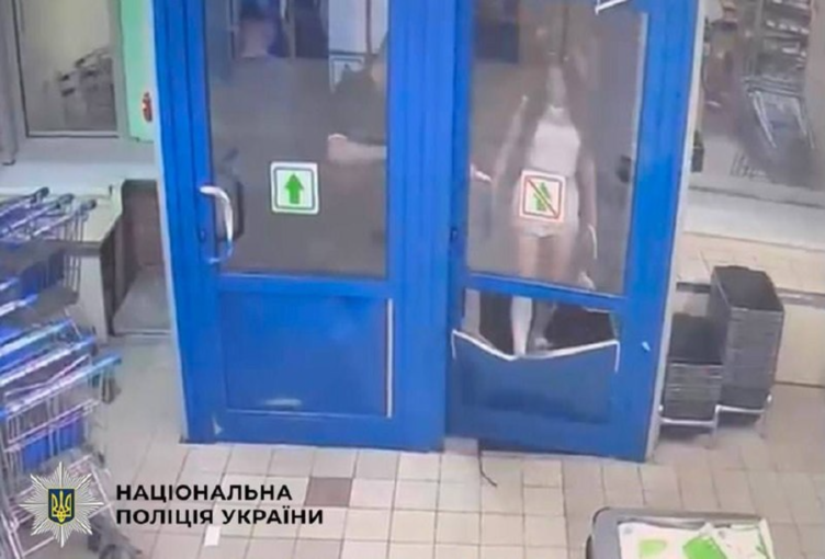 У Києві 20-річна дівчина через відмову продати алкоголь вибила двері супермаркету 