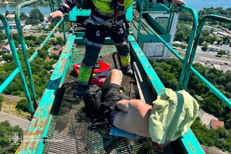 У Дніпрі рятувальники зняли чоловіка зі 100-метрового крана