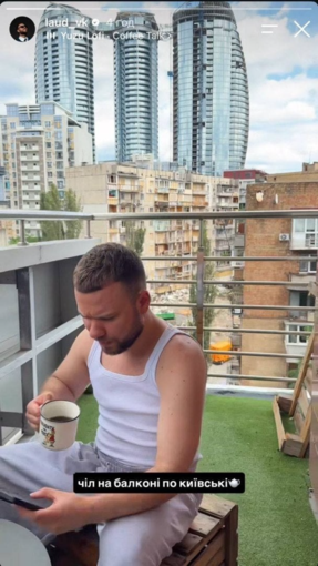 Після атаки РФ на Київ співак LAUD показав балкон із видом на понівечені будинки