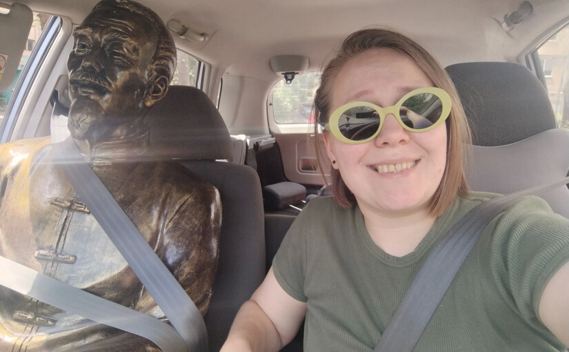 🤪 Киянка знайшла на смітнику бронзову статую, прокатила її столицею, та повернула власнику - фото