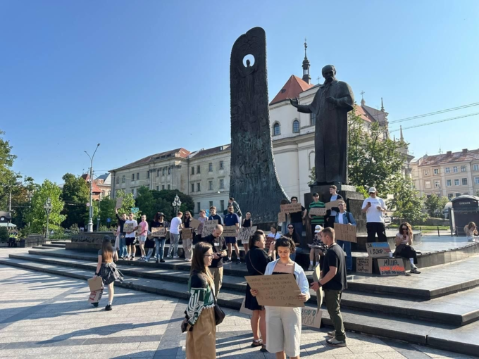В Україні пройшли мітинги проти відставки Федорова з посади міністра оборони