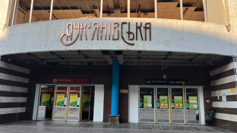 У Києві біля станції метро «Лук'янівська» після обстрілу облаштовують тимчасовий наземний перехід