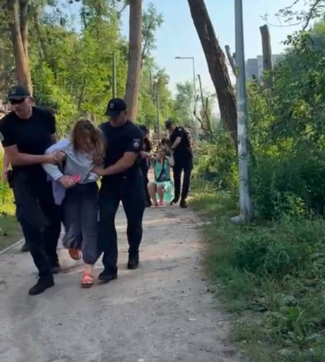 Поліція виводить із парку на Теремках активістів, які захищали дерева від вирубки - фото