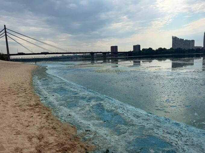 У Києві пояснили причину зеленого кольору води та появи піни у Дніпрі