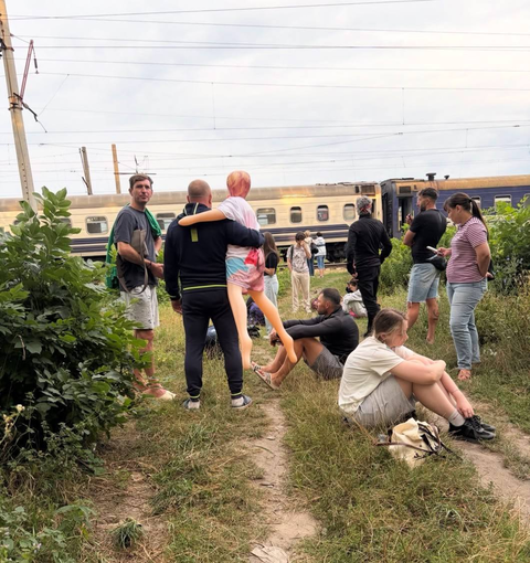 На Київщині чоловік евакуювався з потяга разом із надувною жінкою 