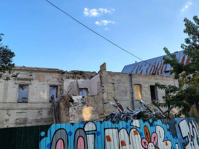У Києві на Подолі екскаватором розбирають пам'ятку XVIII століття