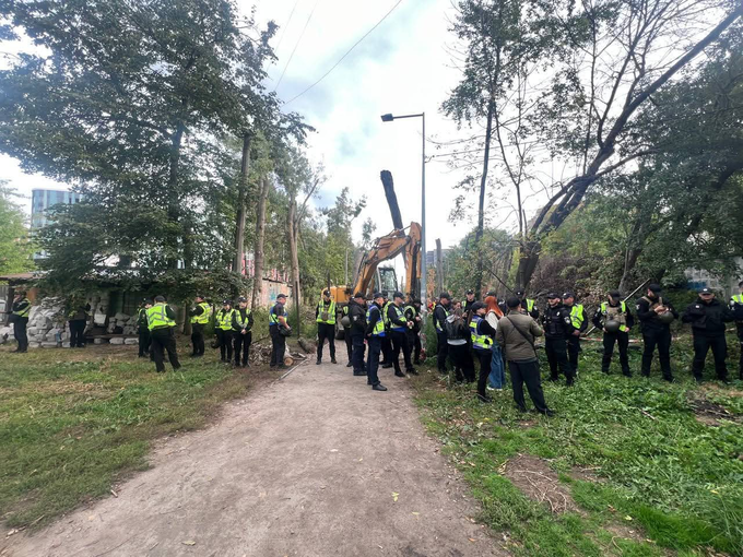 В парке на Теремках возобновили вырубку деревьев под охраной полиции