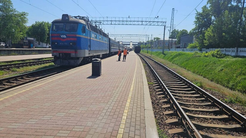 Укрзалізниця закликала людей триматися подалі від вокзалів і колій під час атак
