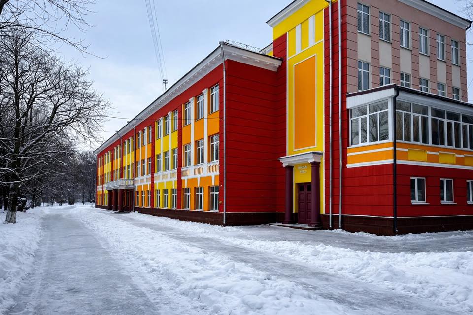 На Куреневке здание исторической школы 1937 перекрасили в огненно-красный цвет фото 1