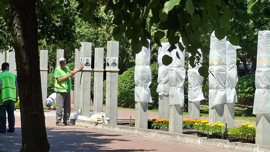 Алея Слави у Деснянському районі Києва &mdash; бетонні стовпи замість меморіалу