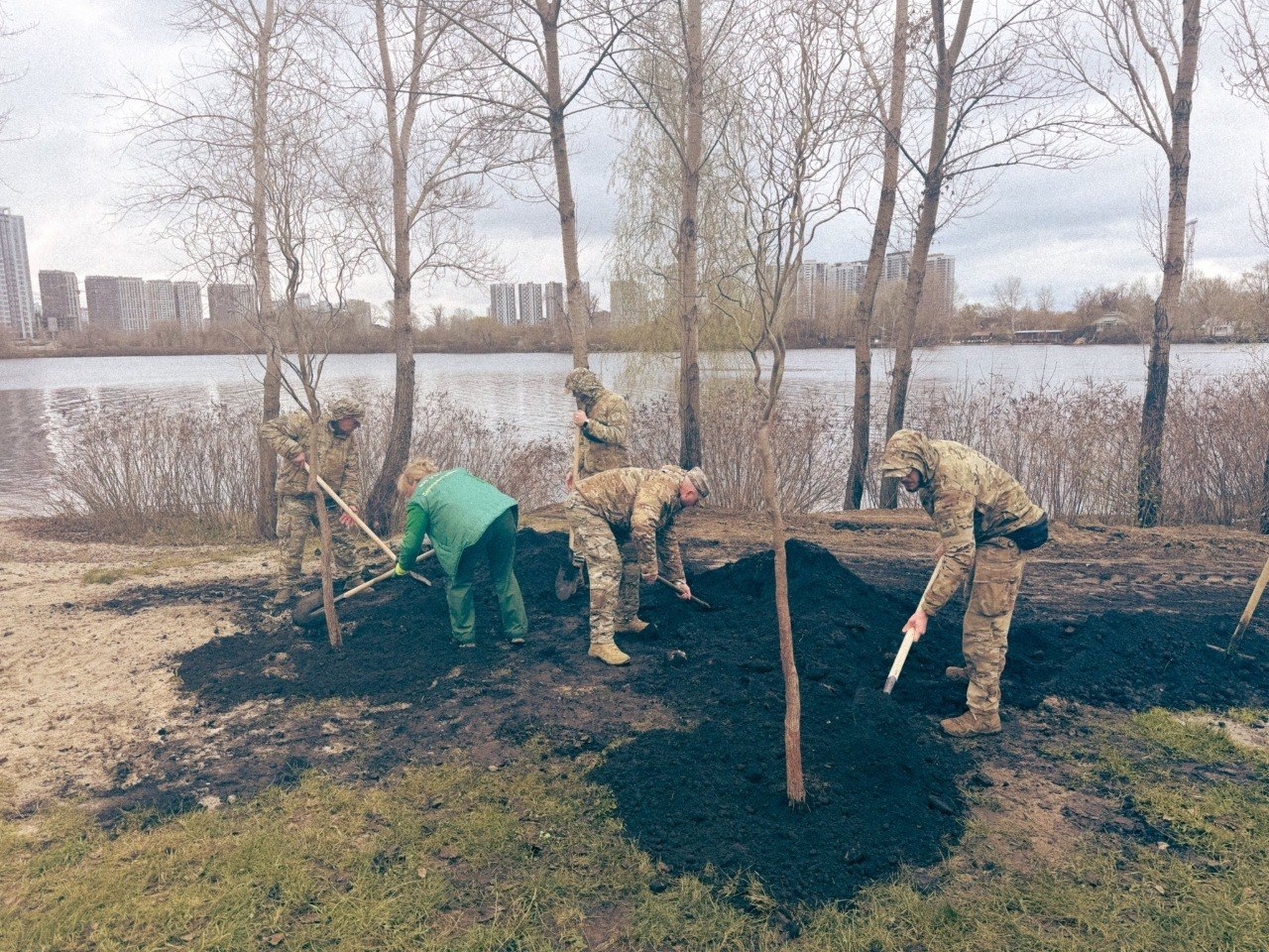 На Осокорках в парке &laquo;Прибережный&raquo; посадили 15 ив - фото