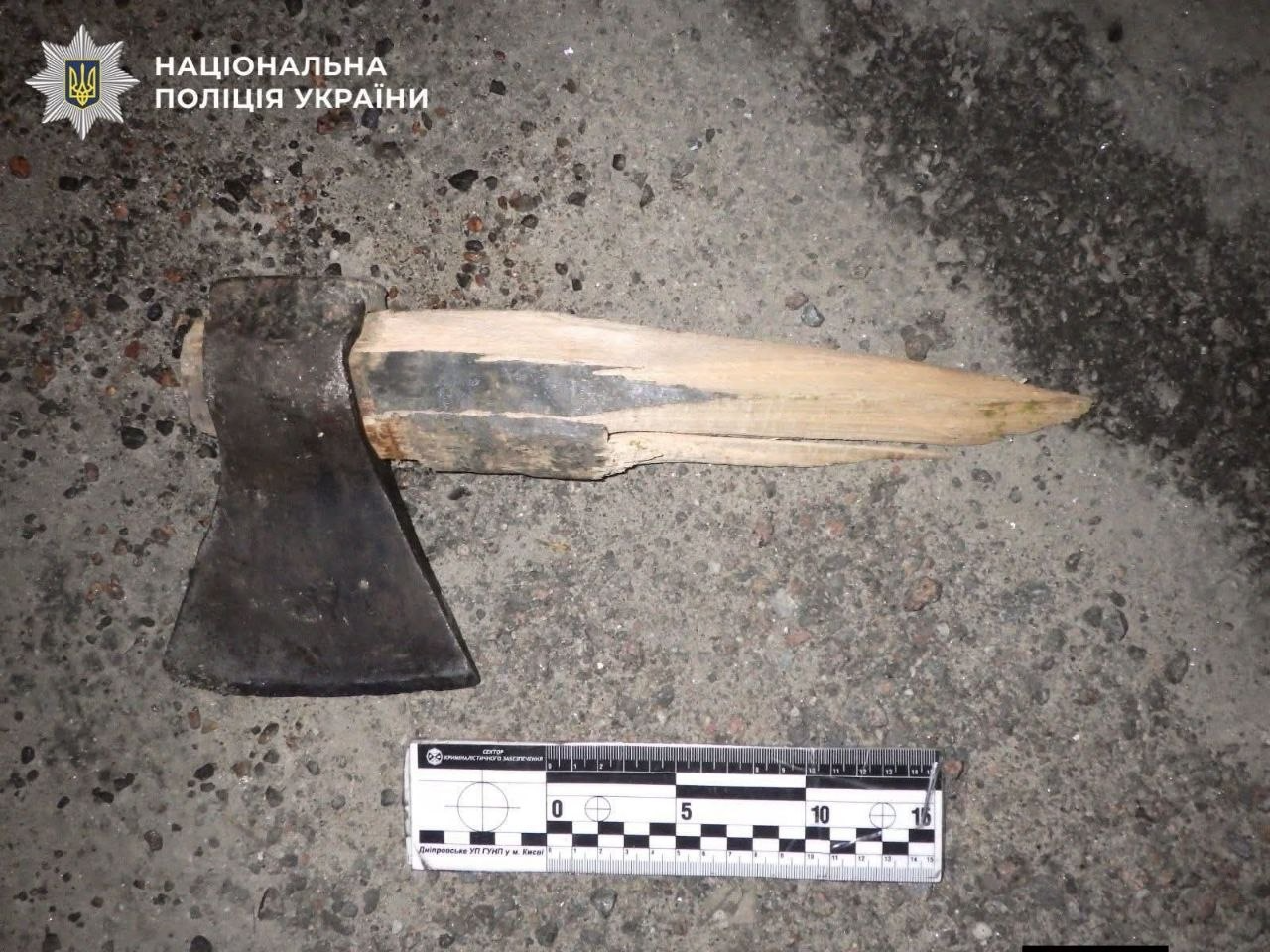 В Киеве дебошир размахивал топором и пытался украсть скутер у подростка - фото