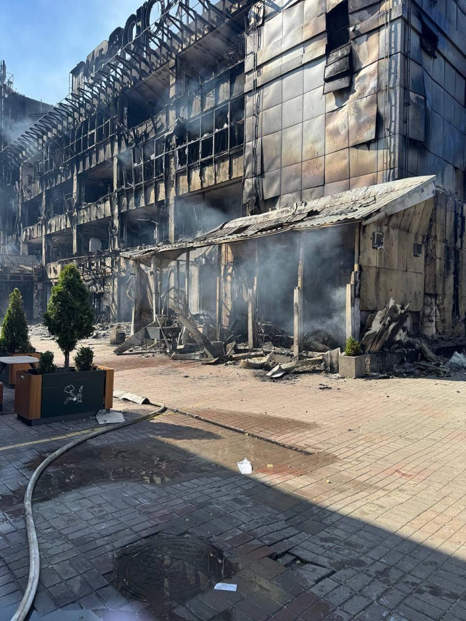 В Киеве после седьмого обстрела закрыли кофейню Brewsell на Лукьяновке - фото