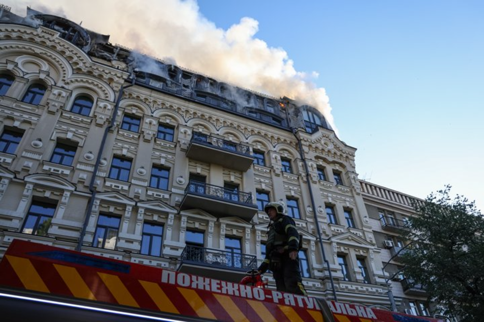 В Киеве из-за обстрелов пострадал исторический дом Зекцера - фото
