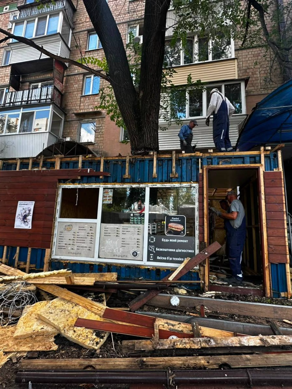 В Киеве при демонтаже МАФа обнаружили дерево в киоске - фото