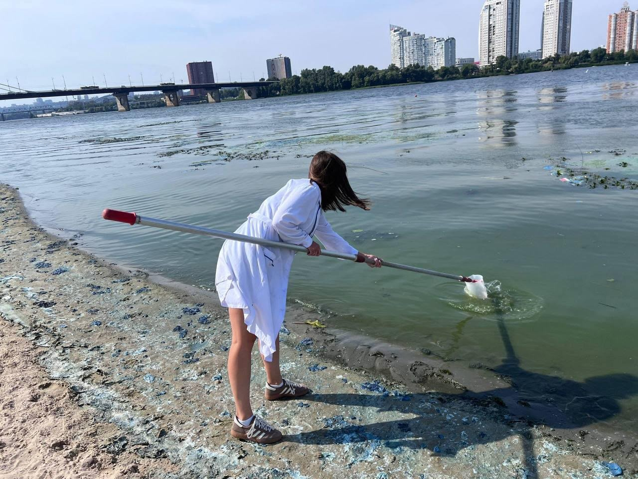 У Києві пояснили причину зеленого кольору води та появи піни у Дніпрі фото