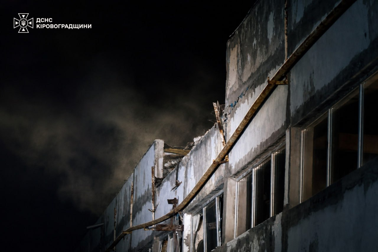 Росія вночі запустила 121 дрон і ракету &mdash; ППО збила 103 БпЛА, є жертви фото 1