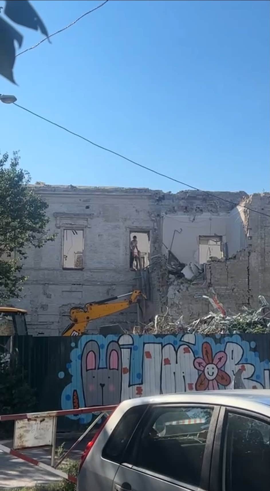 У Києві на Подолі екскаватором розбирають пам'ятку XVIII століття фото